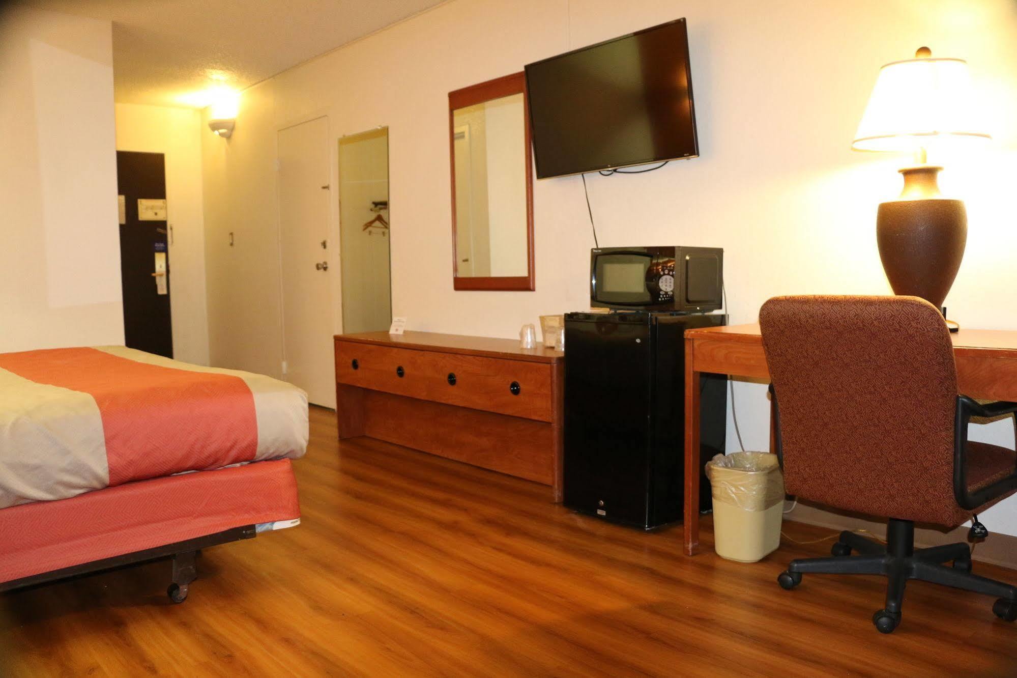 Sky Hotel At Tulsa Airport ภายนอก รูปภาพ