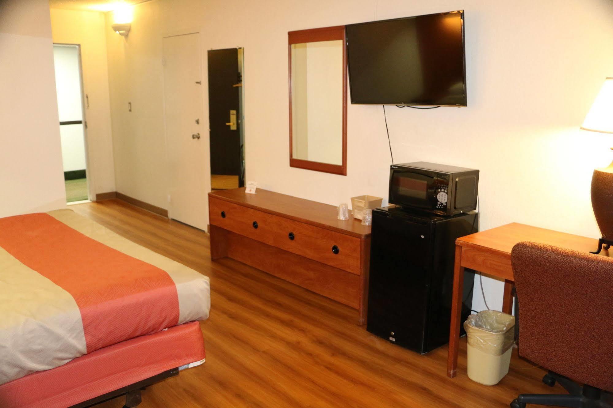 Sky Hotel At Tulsa Airport ภายนอก รูปภาพ