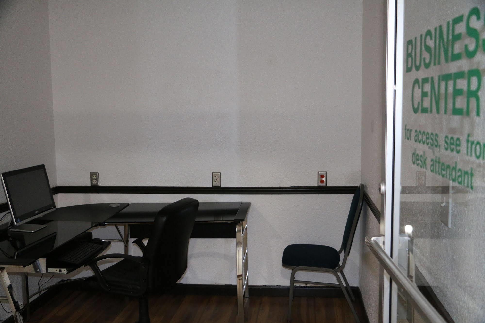 Sky Hotel At Tulsa Airport ภายนอก รูปภาพ